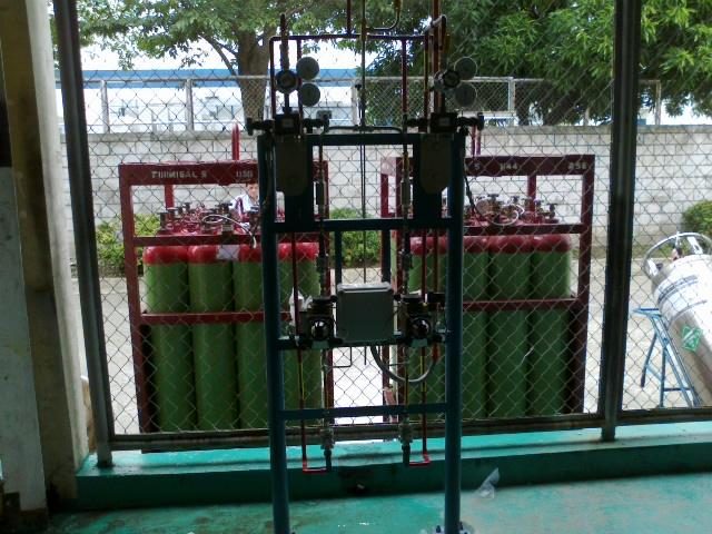 Pre-mixed backup gas-supply system installed with a semiconductor fab gas mixer