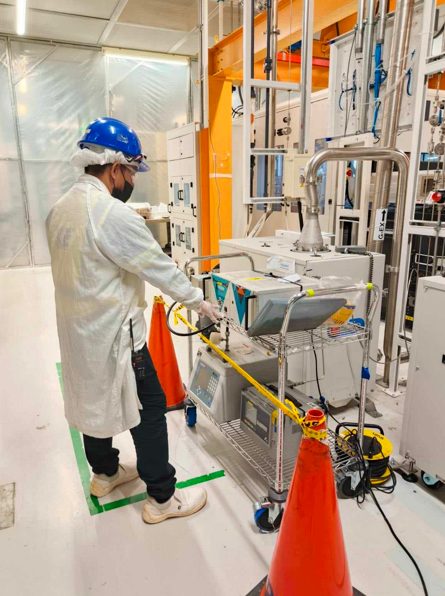 Cleanroom gas supply lines connected at a semiconductor process tool