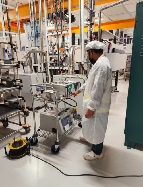 Moisture and oxygen analyzer connected to a semiconductor tool hook-up line