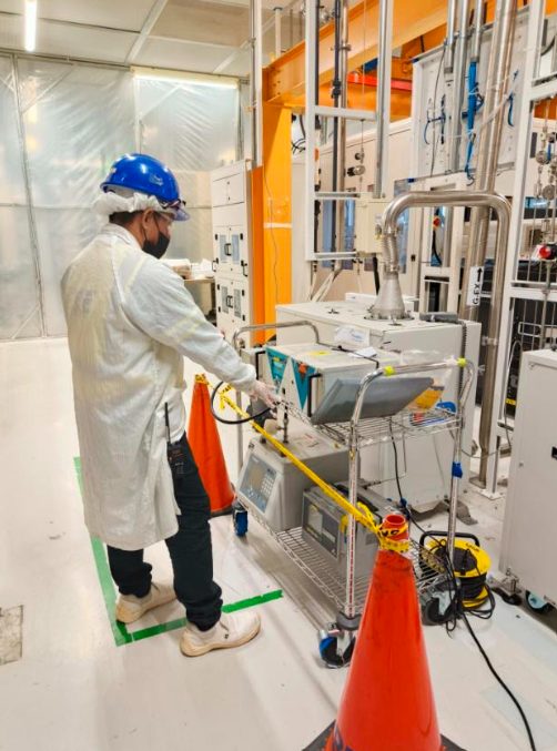 Gas analyzer display during moisture and oxygen verification of a tool hook-up