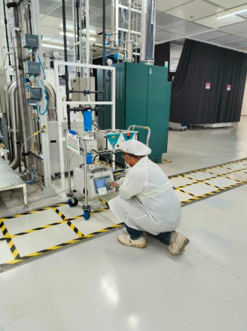 Particle counter connected for analysis of a semiconductor tool hook-up line