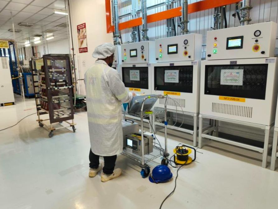 Particle counter connected during verification of a cleanroom tool hook-up line